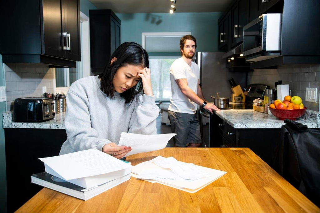 Cash Buyer vs Realtor Job Loss: Which Option Sells Your House Faster? 2 Pros and Cons of Selling to a Cash Buyer During Job Loss